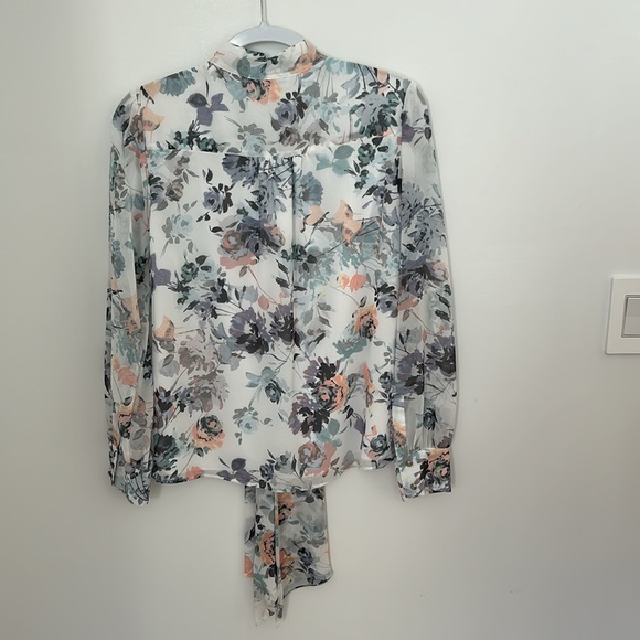 Beautiful button down blouse from Calvin Klein - Picture 4 of 6